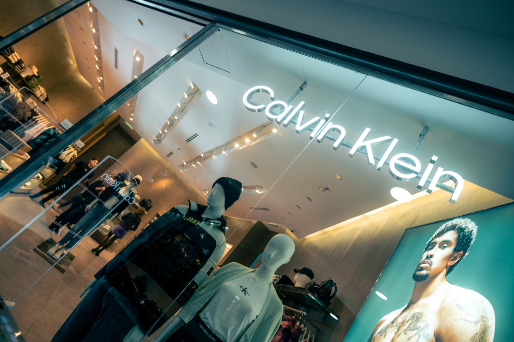 Calvin Klein presentó su colección en el nuevo local de Córdoba&nbsp;Shopping